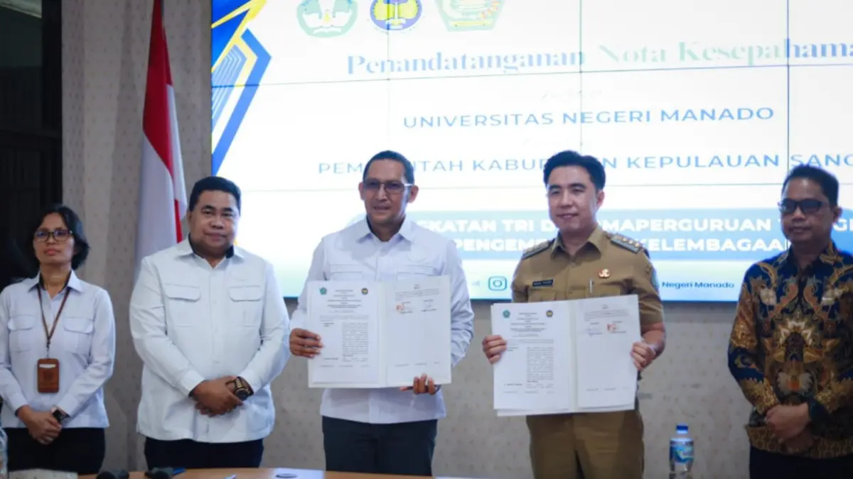 Bupati Sangihe Michael Thungari (Kedua dari Kanan) didampingi Kadis Kesehatan Sangihe, Handry Pasandaran, usai penandatanganan MoU antara Pemkab Sangihe dan Unima tentang Peningkatan Tri Dharma Perguruan Tinggi dan Pengembangan Kelembagaan.