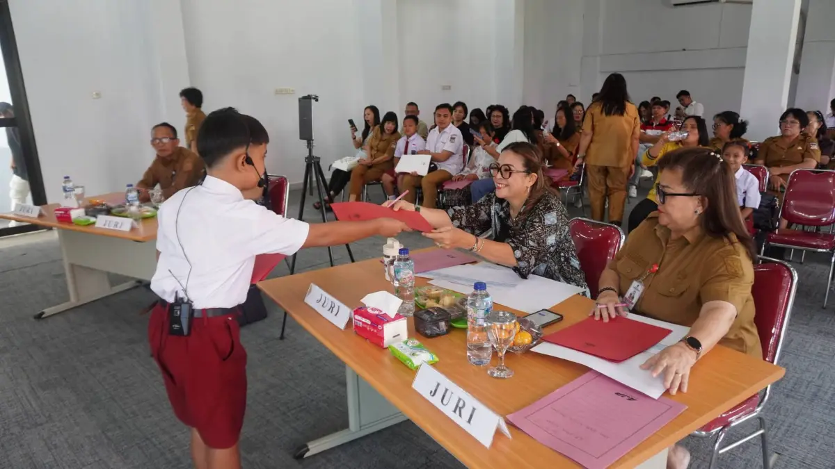 DUKUNG GENERASI MUDA: First Lady Minahasa Martina W Dondokambey Lengkong menjadi juri dalam lomba bertutur kata yang digelar di Kantor Dinas Perpustakaan, Selasa (23/6/2026).