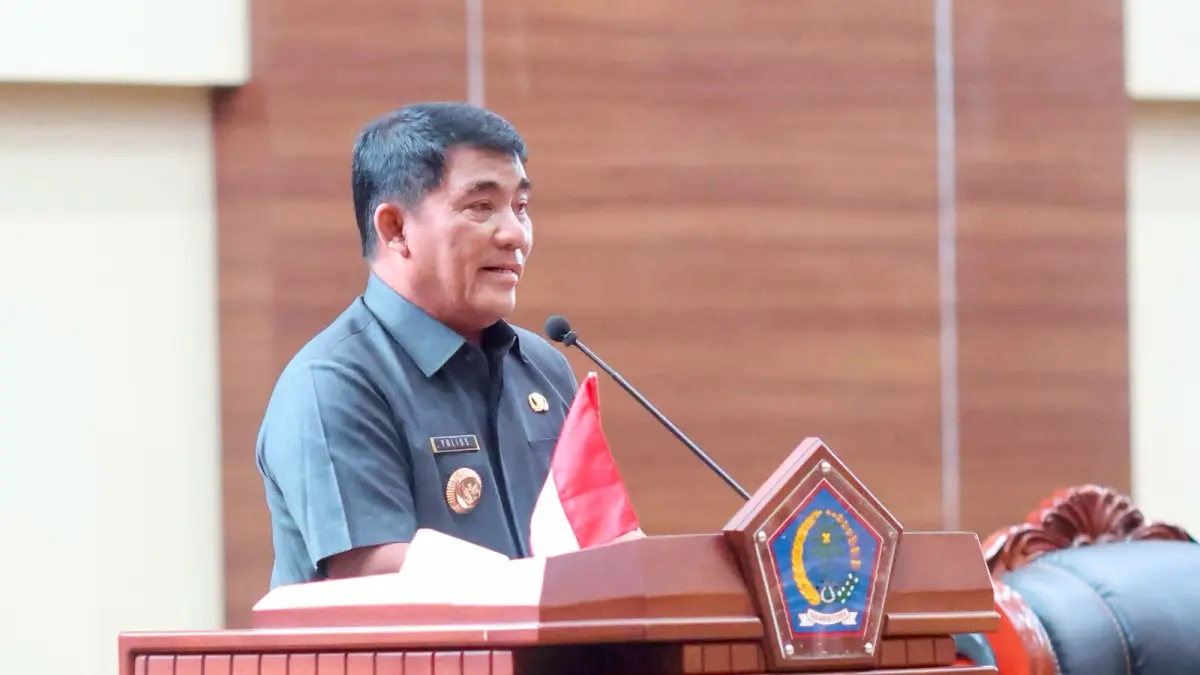 Gubernur Yulius Selvanus SE saat memberikan penjelasan umum mengenai Ranperda tentang Penyelenggaraan Perizinan Berusaha di Daerah dalam Rapat Paripurna DPRD Provinsi Sulawesi Utara di Manado, Selasa (23/6/2026).
