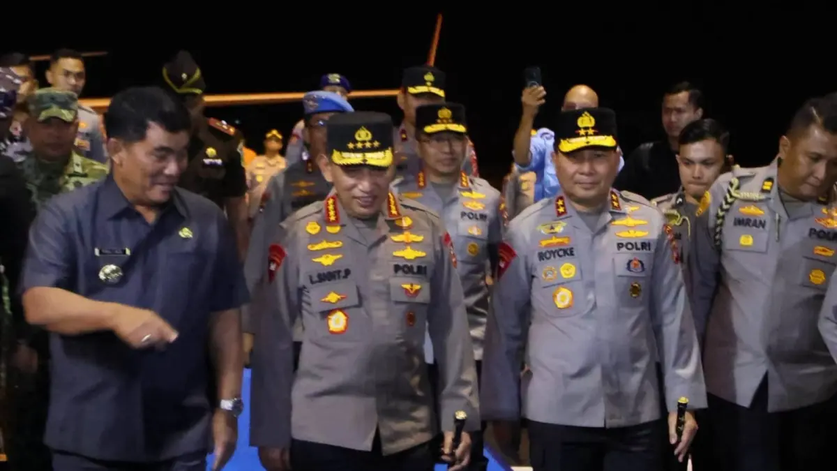 Kedatangan Kapolri Jenderal Polisi Drs. Listyo Sigit Prabowo di Sulut. Disambut langsung Gubernur Yulius Selvanus, Kapolda Sulut Irjen Pol. Dr. Roycke Harry Langie dan jajaran lainnya, Selasa (23/6) malam.