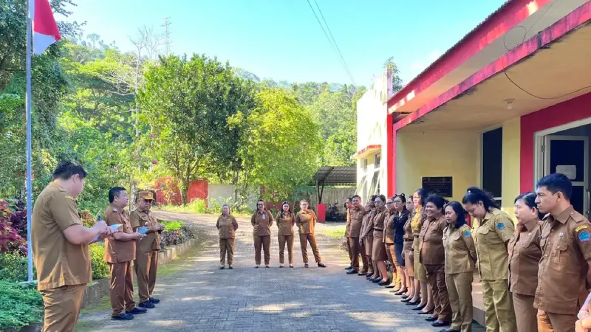 Pengawasan-Kaban BKPSDM Herman Mengko bersama personil saat melakukan sidak di dinas PPPA Minut. 
