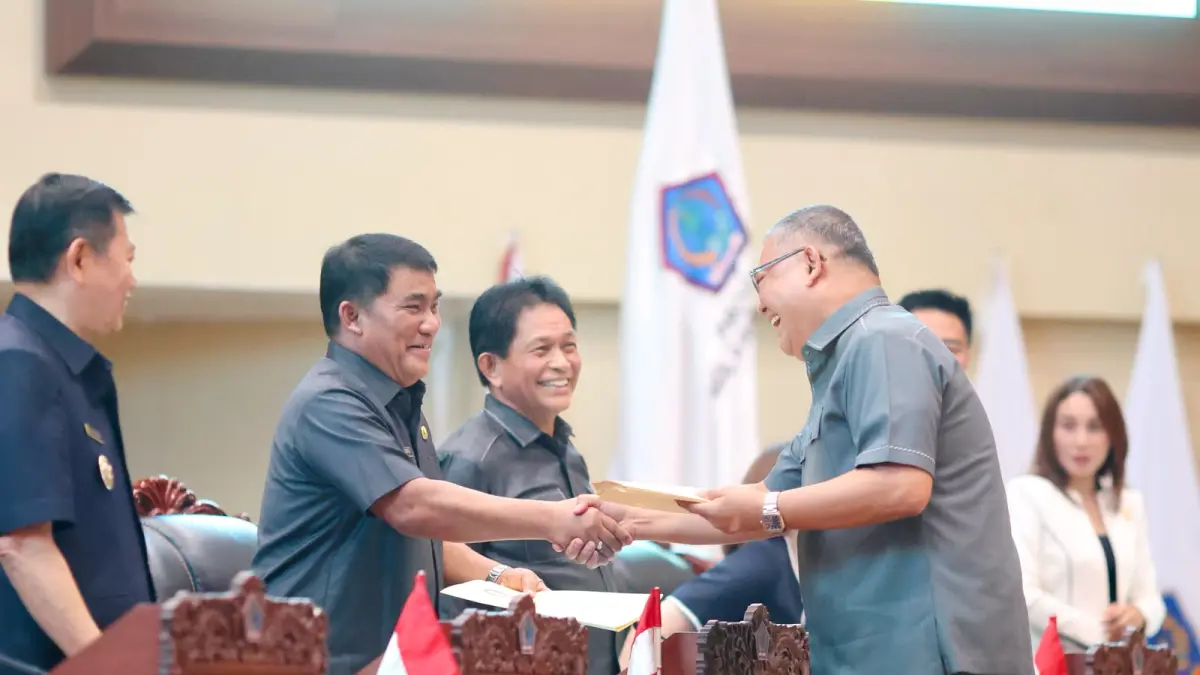 Penyerahan pemandangan umum fraksi di rapat paripurna DPRD Sulut, Selasa (23/6).