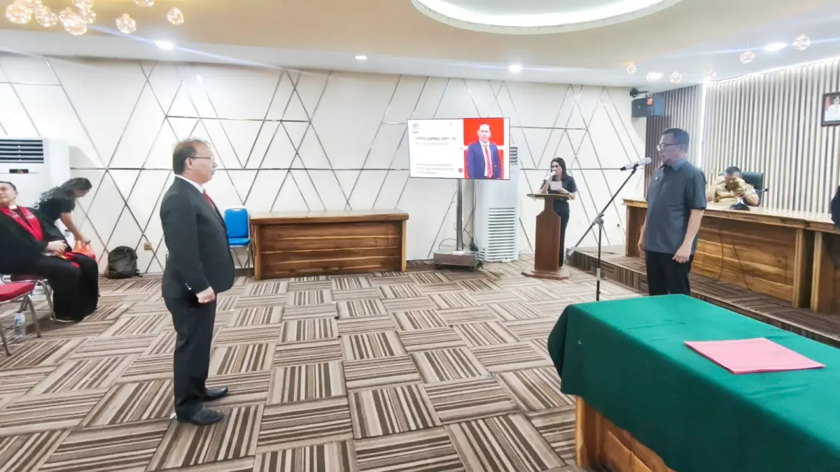 Wakil Wali Kota Manado saat melantik Kepala Dinas PKP yang baru di Ruangan Toar Lumimuut Pemkot, Selasa (23/6).