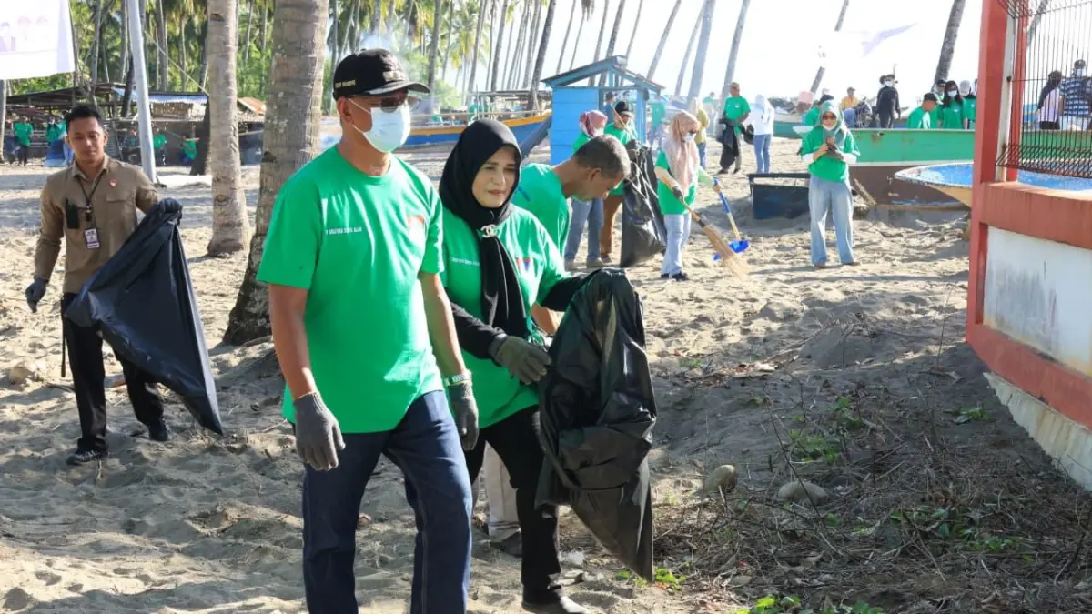 Bupati Oskar Manoppo pimpin aksi bersih pantai di Tutuyan III dan umumkan pembangunan TPST Boltim yang ditargetkan selesai 2027.
