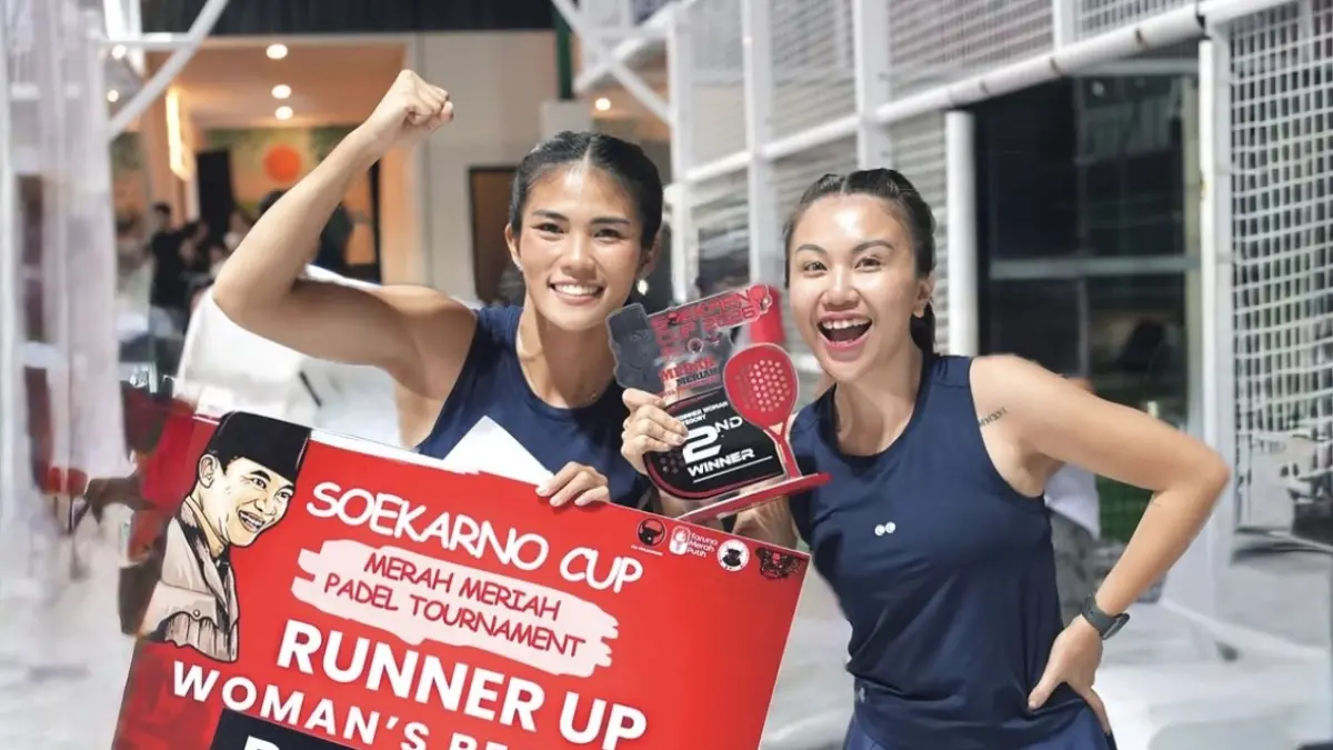 Elvira Kambey bersama Kelly Courtney berhasil meraih runner up Soekarno Cup Merah Meriah Padel Tournament 2026