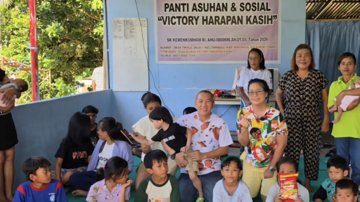 Keluarga Aktivis William Luntungan bersama anak-anak Panti Asuhan Victory Harapan Kasih.