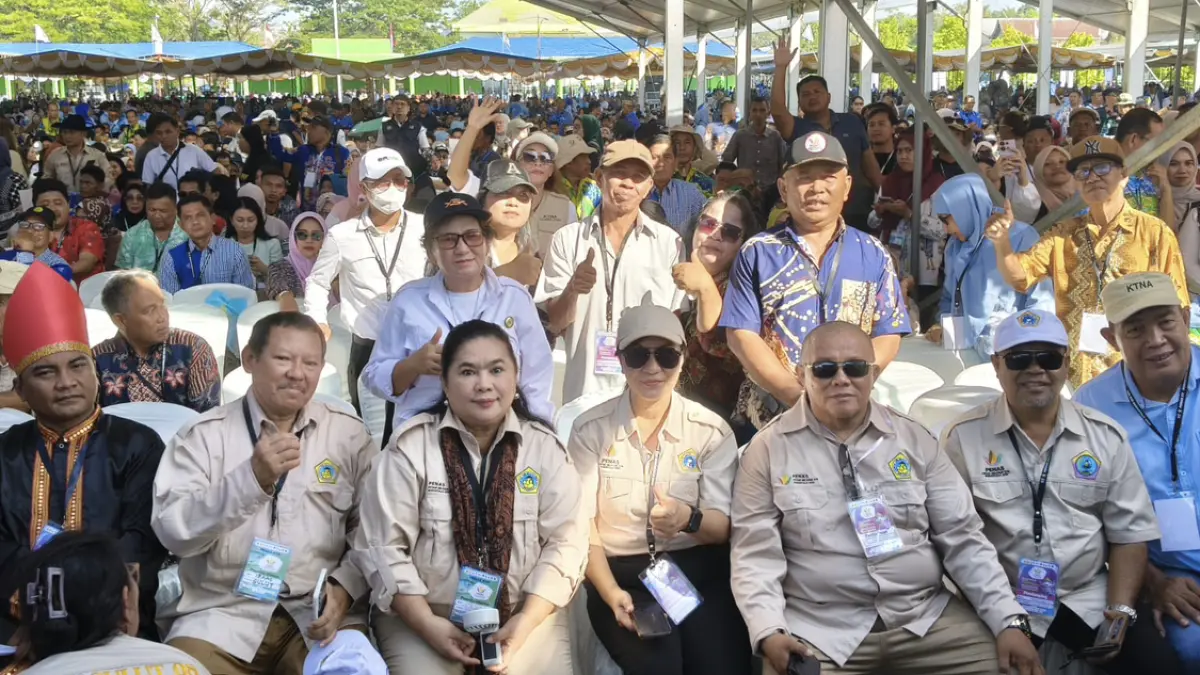 KONTINGEN petani dan nelayan asal Sulut yang mengikuti Penas Gorontalo di bawah naungan Ketua Kontingen Deisye Syul Lumbaa dan Ketua KTNA Sulut Arly Dondokambey.