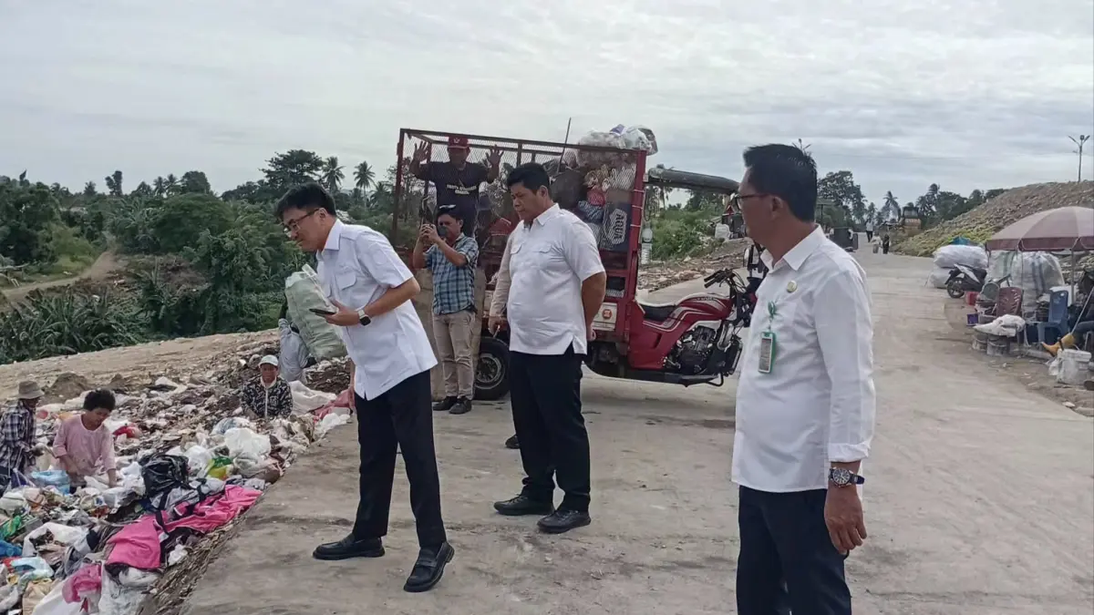 LIHAT: Wali Kota saat mengunjungi TPA Sumompo mengecek kondisi serta aktivitas bongkar aduk sampah, Selasa (24/6)