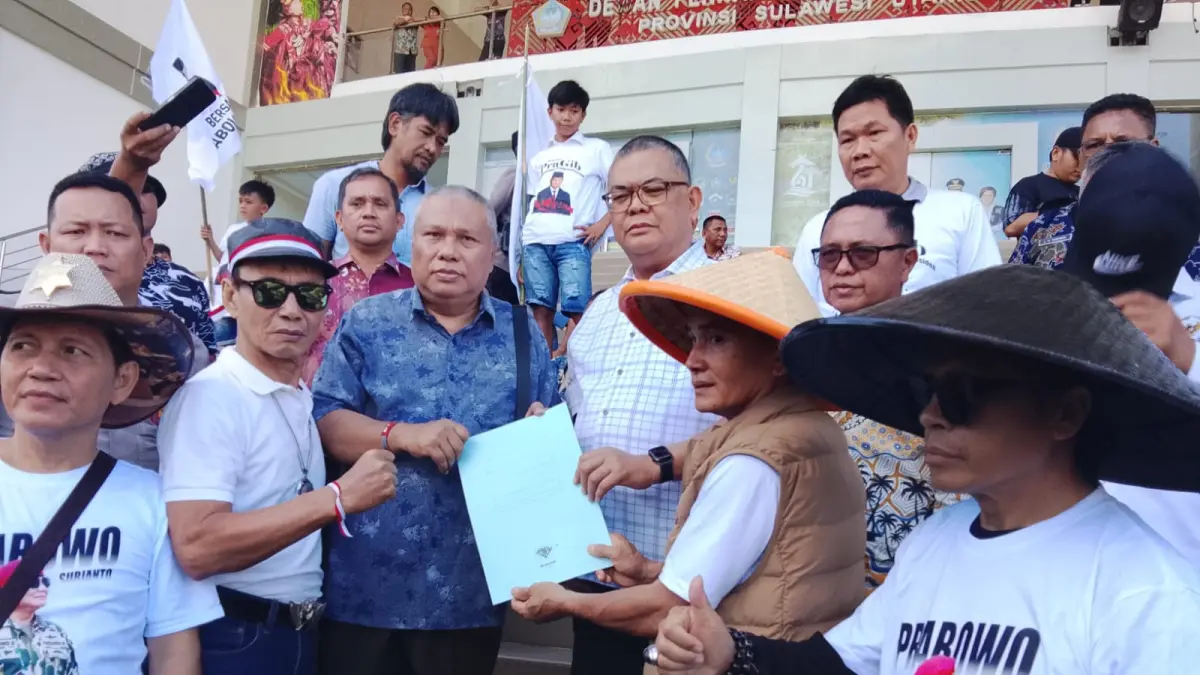 Anggota DPRD Sulut Amir Liputo dan Louis Schramm saat menerima aspirasi pendemo.