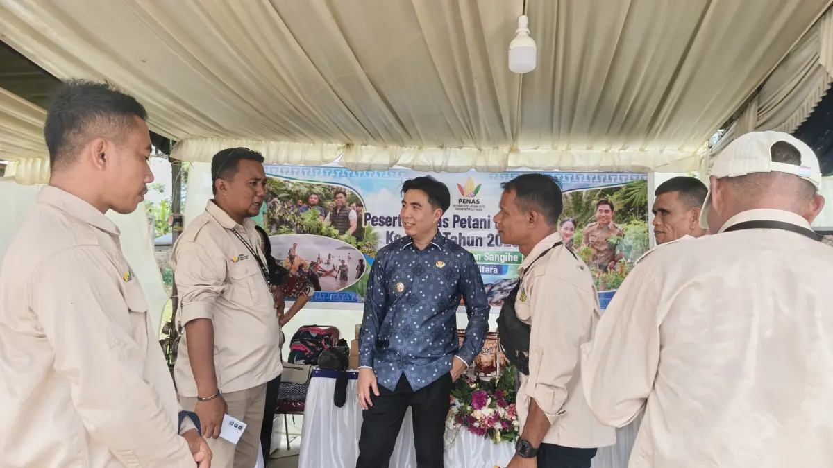 Bupati Kepulauan Sangihe Michael Thungari (Batik) saat menghadiri Pekan Nasional Petani Nelayan XVII di Limboto, Kabupaten Gorontalo, Rabu (24/6/26).