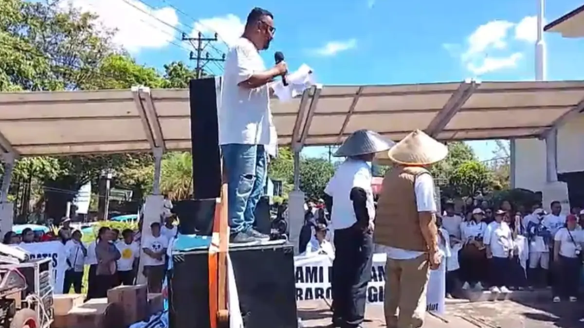 Koalisi Mapalus Pragib saat mendatangi kantor DPRD Sulut, Kamis (25/6).