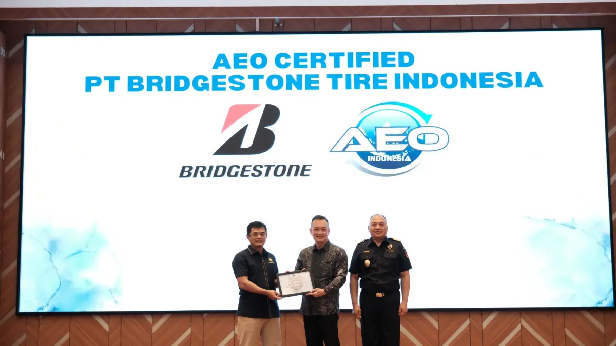Presdir Bridgestone Indonesia, Mukiat Sutikno (tengah), menerima sertifikat AEO dari Dirjen Bea dan Cukai, Djaka Budhi Utama, Rabu (16 Juni 2026), di Jakarta