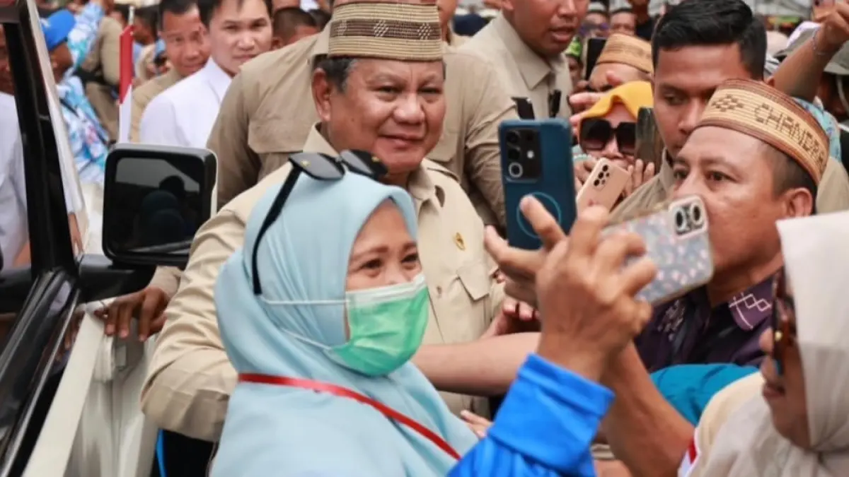 Presiden RI Prabowo Subianto saat tiba di Gorontalo. Foto lain, Presiden didampingi Mentan Amran Sulaiman meninju langsung kebun sawah di sela acara PENAS 2026. &nbsp;