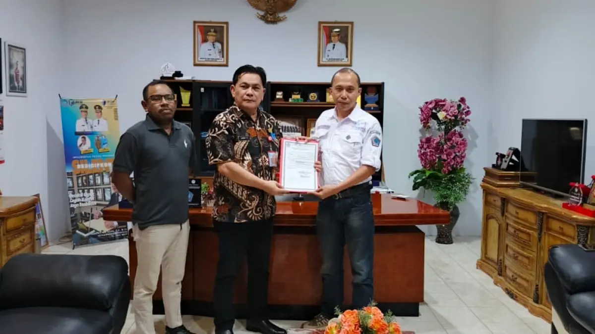 SKT diterima Sekretaris SMSI Sulut Adrianus R Pusungunaung didampingi Wakil Sekretaris Dreyter Rooi, mewakili Ketua SMSI Sulut Voucke Lontaan.