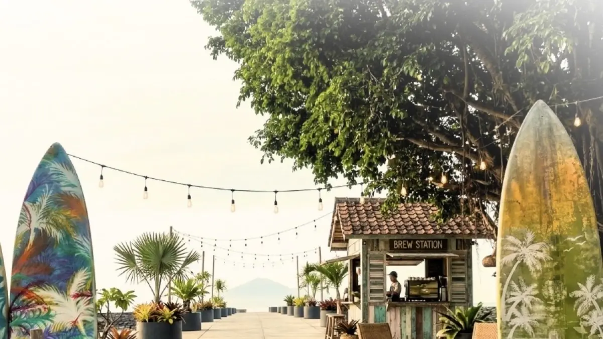 The Pier di Manado Tateli Resort hadir dengan sunset memukau, suasana tepi laut, tanpa tiket masuk dan menu mulai Rp12 ribu.