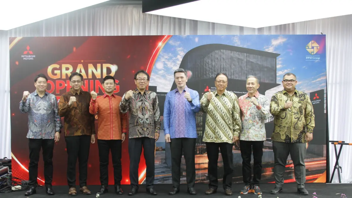 (Ki-ka) Kazuto Azuma, Director of Product Service and Branding Strategy Division PT MMKSI, Irwan Kuncoro, Director of Sales and Marketing Division PT MMKSI, Yoshio Igarashi, Director of Sales & Marketing Division PT MMKSI, Atsushi Kurita, President Director PT MMKSI, Hansen Tjokrosendjojo - President Director of PT Prabu Pendawa Motor, Iwan Tjokrosendjojo - Commissioner of PT Prabu Pendawa Motor, Herry Lukito - Director of PT Prabu Pendawa Motor, Dian Sampurno Kuntorojati - Branch Manager of PT Prabu Pendawa Motor – Satrio pada acara peresmian Diler Mitsubishi Motors Prabu Satrio di Kuningan, Jakarta Selatan.