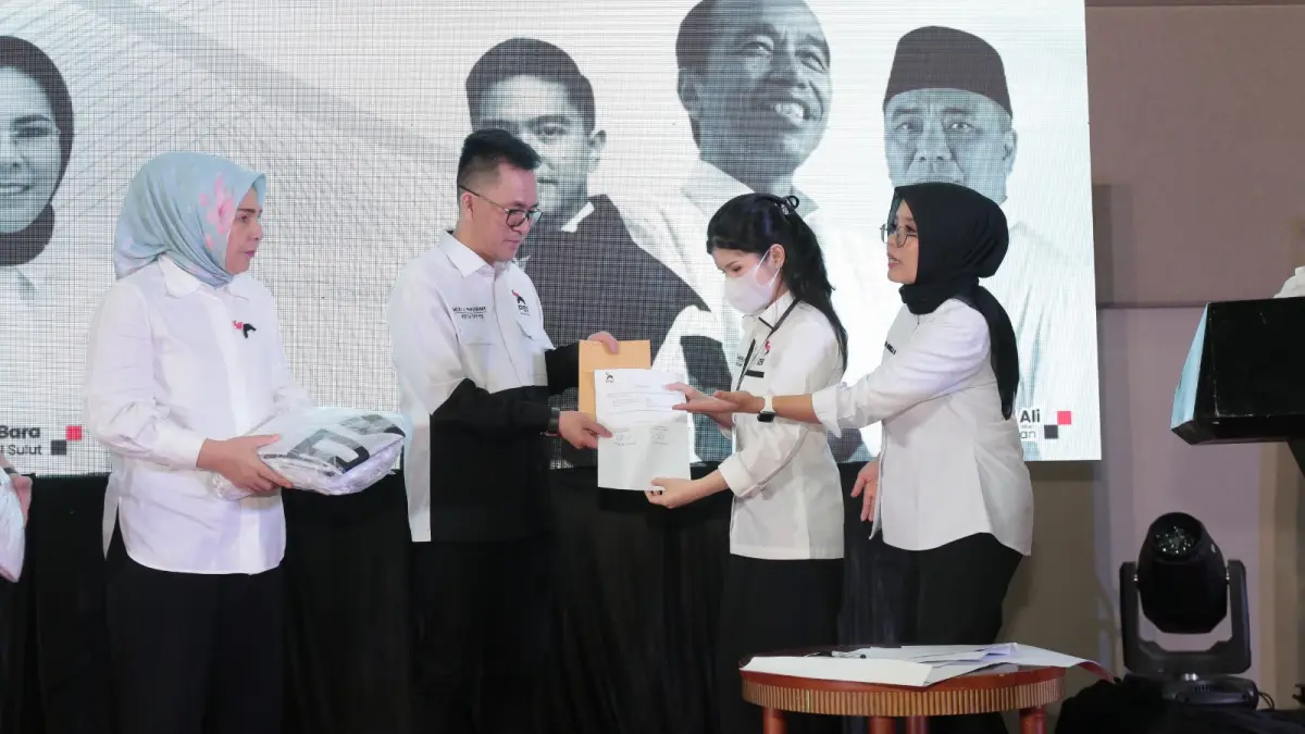 Anggota DPRD Manado, Monica Tambajong saat menerima atribut PSI dari Ketua DPP