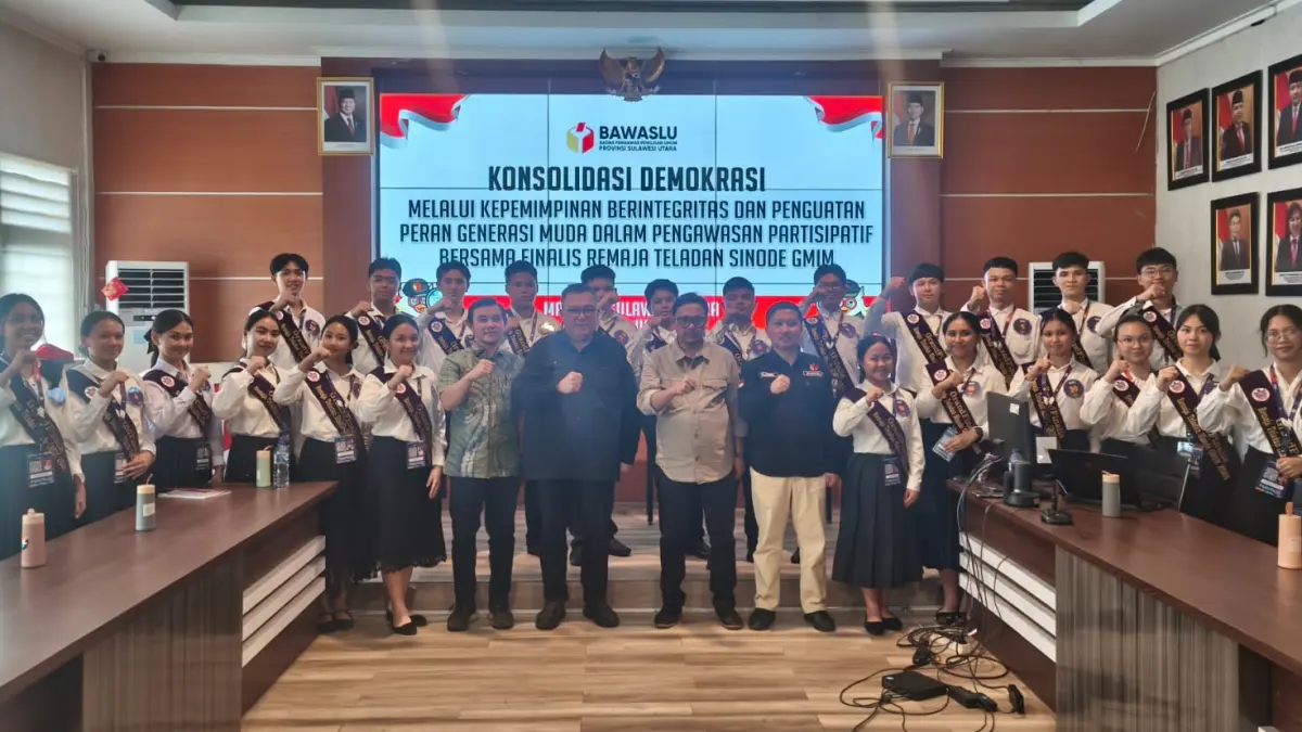 BELAJAR: Finalis Remaja Teladan Sinode GMIM bersama Pimpinan dan Sekretariat Bawaslu Sulut usai kunjungan dan diskusi, Jumat (26/6) di ruangan Media Center Bawaslu
