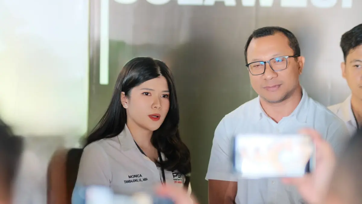Ketua PSI Kota Manado, Monica Tambajong saat diwawancarai sejumlah media