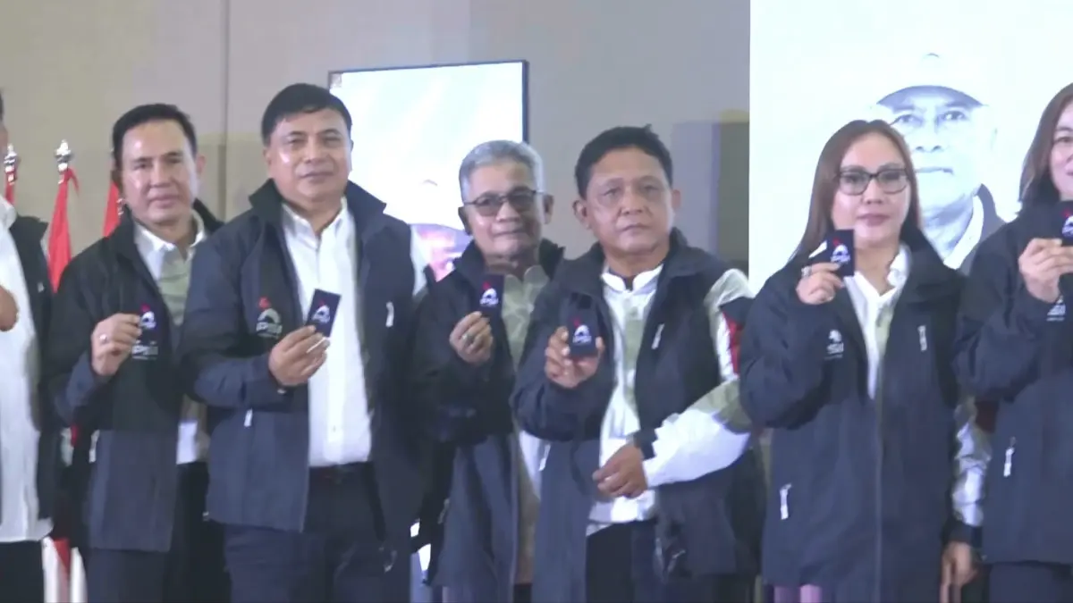Sejumlah tokoh politik hingga pengusaha di Sulut saat resmi kenakan jeket PSI di Rakorwilsus, Jumat (26/6)