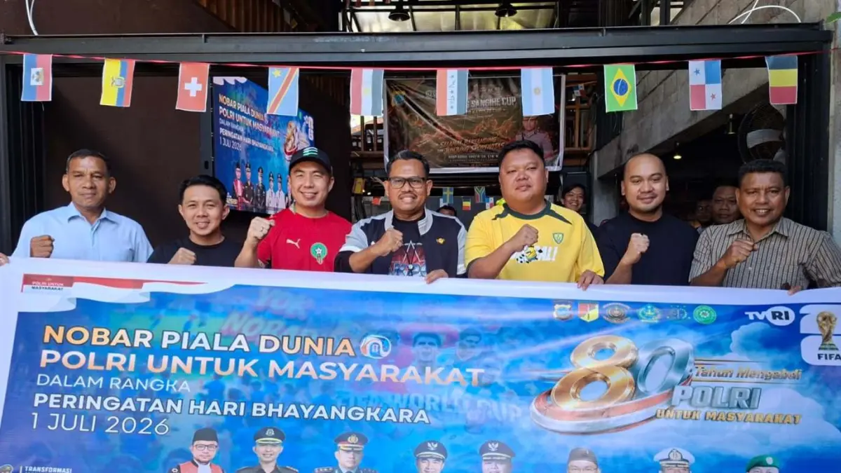 Bupati Michael Thungari (Jersey) dan Wabup Tendris Bulahari (Jersey Brazil) ikut nobar laga Spanyol vs Uruguay, Sabtu (27/6/26) pagi.
