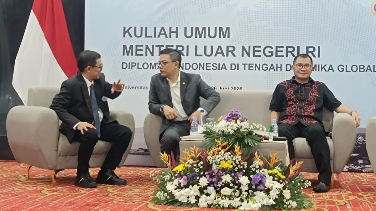 Menlu RI Sugiono didampingi Rektor Berty Sompie bersama Dekan Fisip Dr Ferry Lando dalam Seminar Nasional di Unsrat Manado