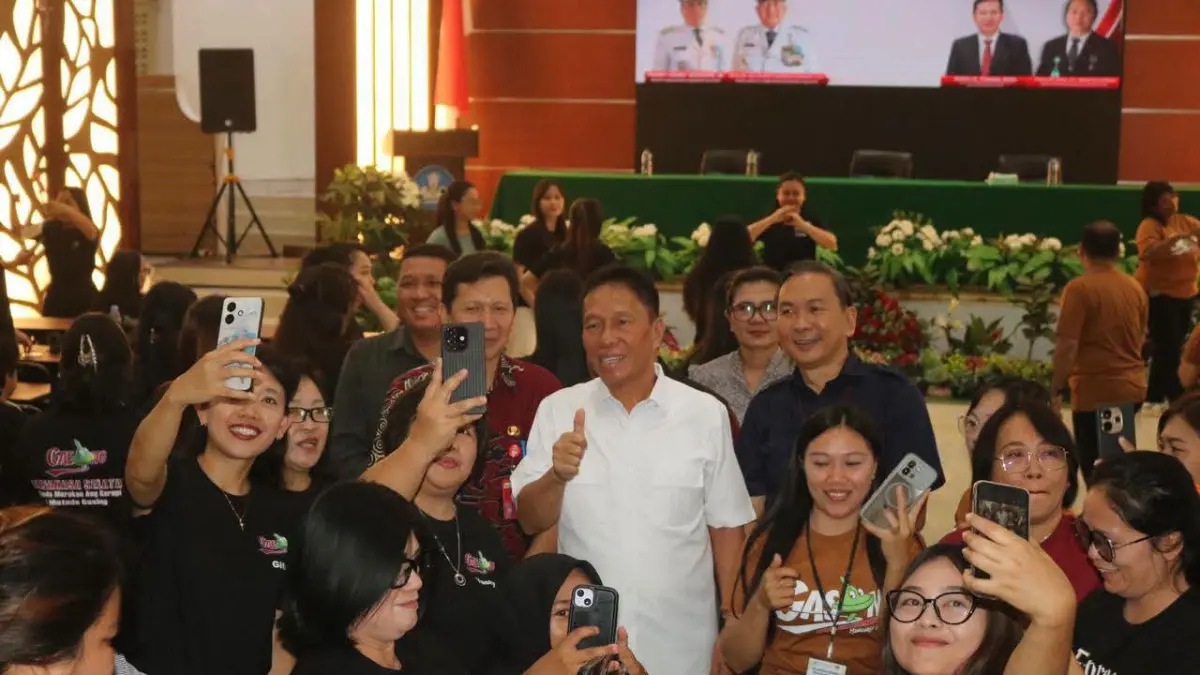 FOTO BERSAMA: Bupati Minsel Franky Donny Wongkar berbaur bersama peserta pelatihan di BPMP Sulut.
