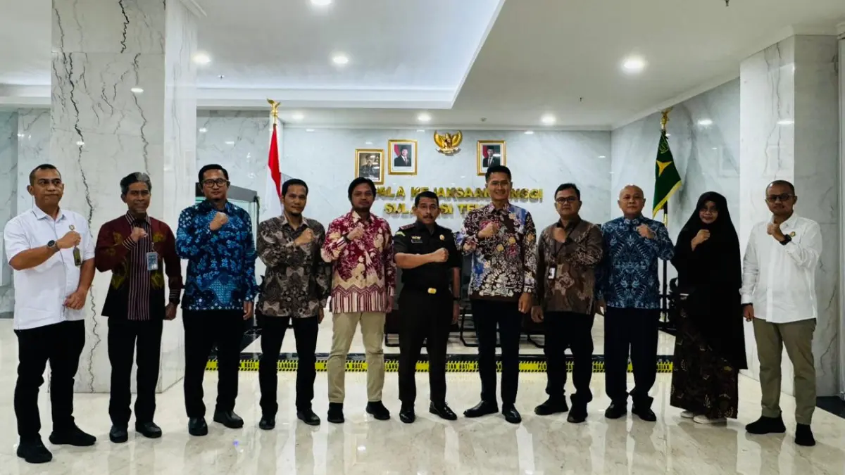 PLN UIP3B Sulawesi yang diwakili oleh Senior Manager Keuangan, Komunikasi dan Umum, Ateng Marudut Sihombing, bersama jajaran PLN dan Kepala Kejaksaan Tinggi Sulawesi Tengah, Zullikar Tanjung, berfoto bersama usai pertemuan strategis dalam rangka memperkuat kolaborasi pengamanan aset negara dan Objek Vital Nasional ketenagalistrikan.