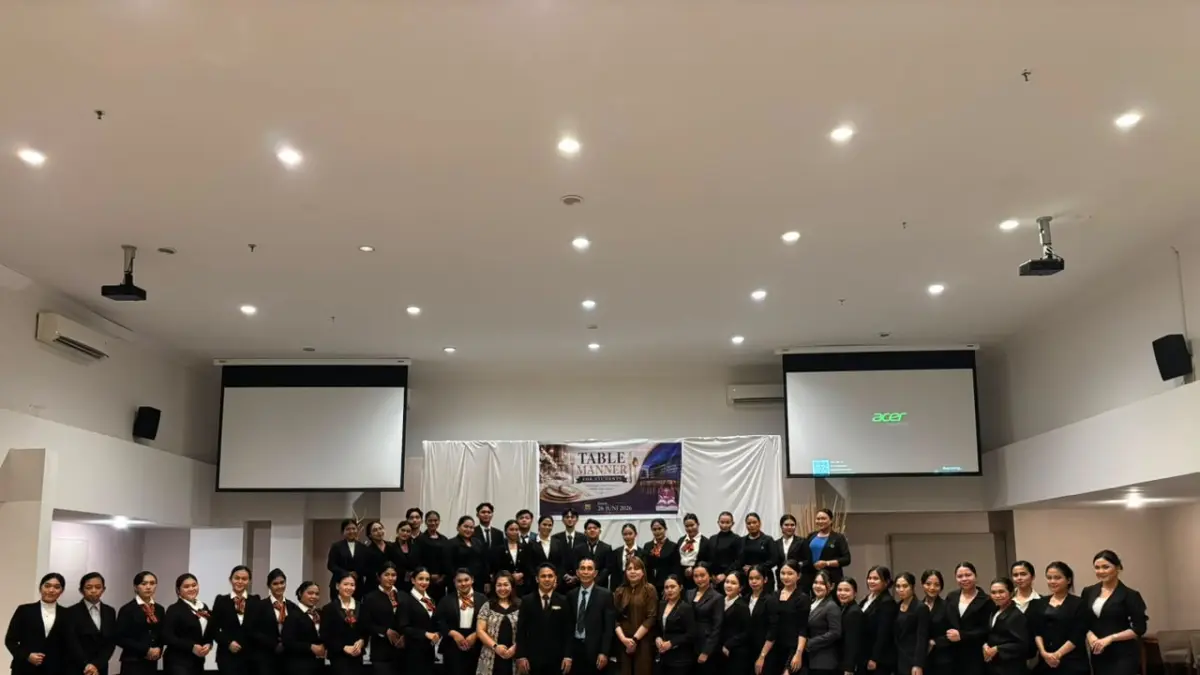 Suasana berbeda terlihat di Hotel Sintesa Peninsula Manado saat mahasiswa Program Studi Psikologi Kristen dan Program Studi Pariwisata Budaya dan Agama, Institut Agama Kristen Negeri (IAKN) Manado, mengikuti kegiatan Table Manner for Students yang dikemas bersama materi Personal Branding, Public Speaking, dan Komunikasi Profesional.