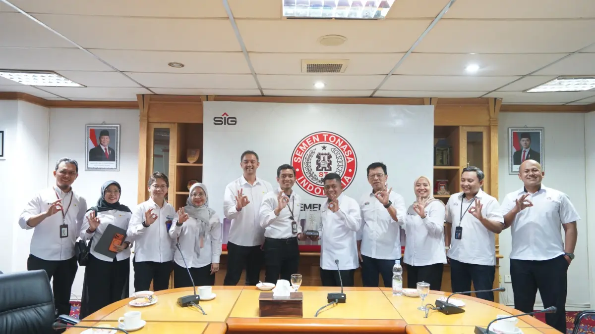 Manajemen PLN UIP3B Sulawesi dan jajaran PT Semen Tonasa melakukan foto bersama usai pertemuan koordinasi di Kantor PT Semen Tonasa, Pangkep. Pertemuan ini membahas kesiapan pasokan listrik PLN sebagai bagian dari komitmen menghadirkan layanan kelistrikan yang andal bagi sektor industri strategis.
