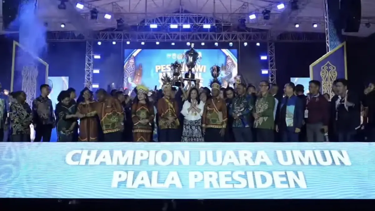 BANGGA: Ketua Umum LPPD Sulut Ny Anik Selvanus (putih) bersama kontingen saat menerima Piala Presiden dari Menteri Agama sebagai juara umum Pesparawi Nasional 2026, Sabtu (28/6) di Monokwari, Papua Barat