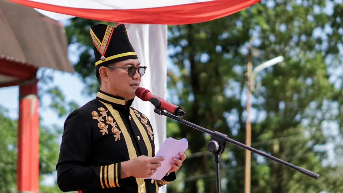 Joune Ganda saat sedang menjadi irup dalam upacara Harganas ke 33 di Kantor Bupati Minahasa Utara. 
