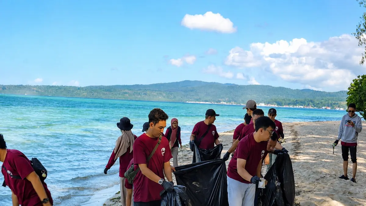 Pegawai PLN UPT Kendari bergotong royong membersihkan area pesisir Pulau Bokori dalam aksi Coastal Clean-Up yang digelar sebagai bagian dari peringatan Hari Lingkungan Hidup Sedunia 2026. 