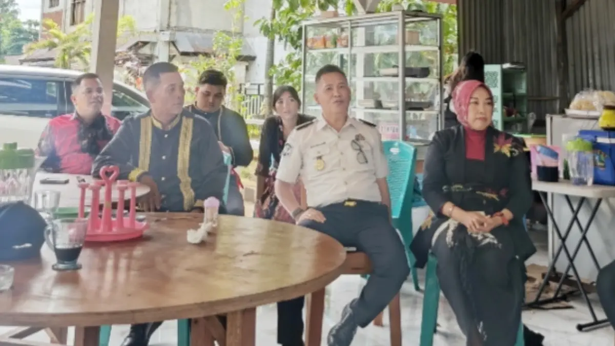 PERINGATAN: Kepala Kantor Wilayah Ditjenpas Sulut Haposan Silalahi bersama Kabag Yulius Paath saat melakukan audiensi dengan media.