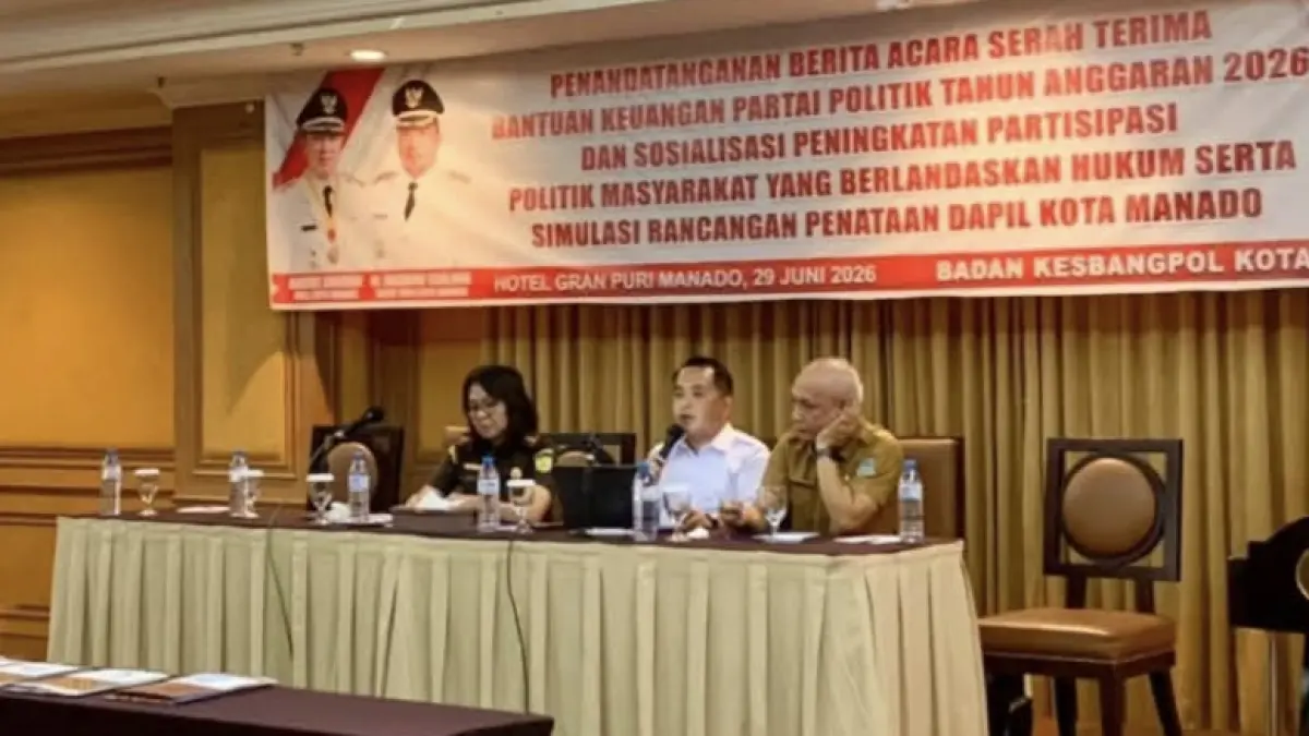 PERSIAPKAN: Ketua KPU Manado (putih) saat membawakan materi dalam kegiatan sosialisasi yang digelar Kesbangpol, Senin (29/6)