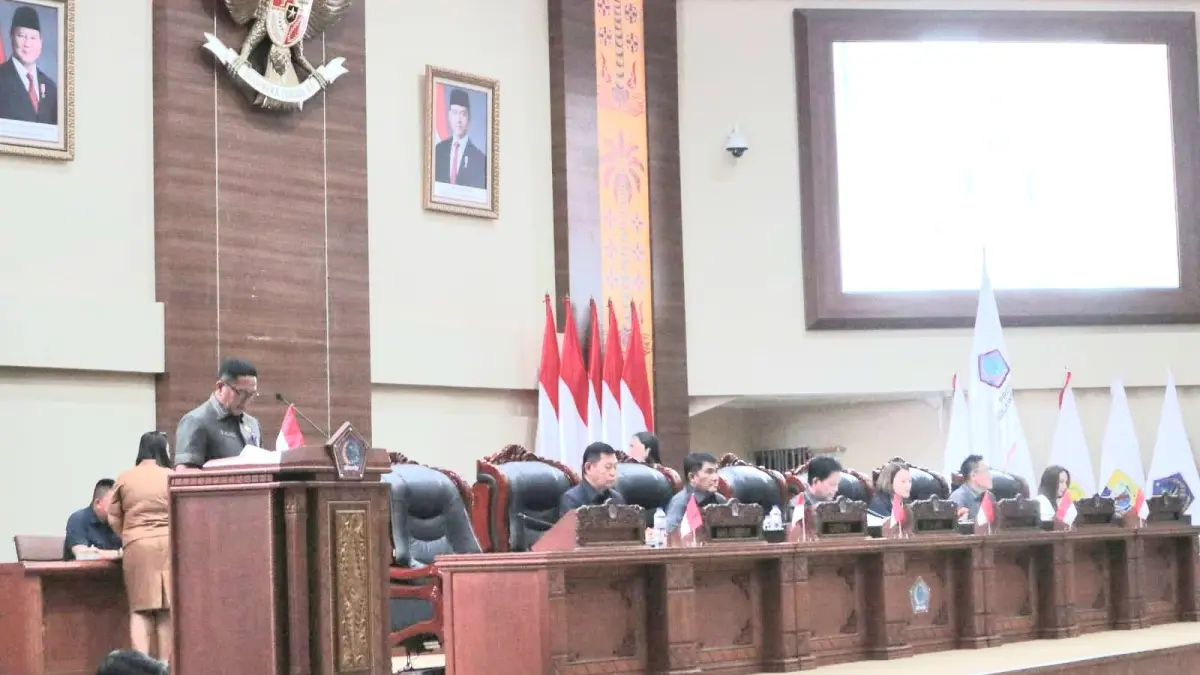 Plt Sekwan Niklas Silangen membacakan surat masuk.