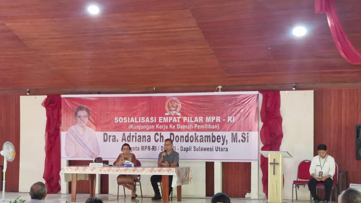 Sosialisasi empat pilar oleh Adriana Dondokambey.
