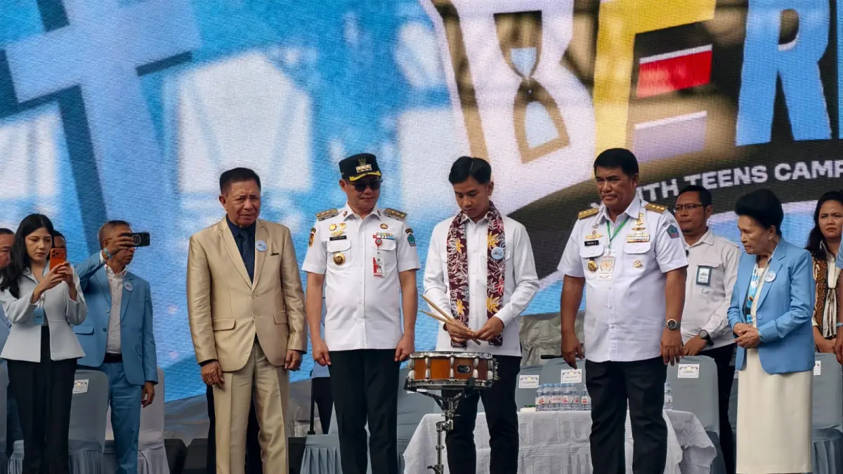 Wapres Gibran saat akan memukul drum tanda dimulai kegiatan didampingi Gubernur Sulut Yulius Selvanus dan Bupati Minahasa Utara Joune Ganda di Pantecostal Camping Ground, Desa Pinilih, Kecamatan Dimembe, Kabupaten Minahasa Utara. 
