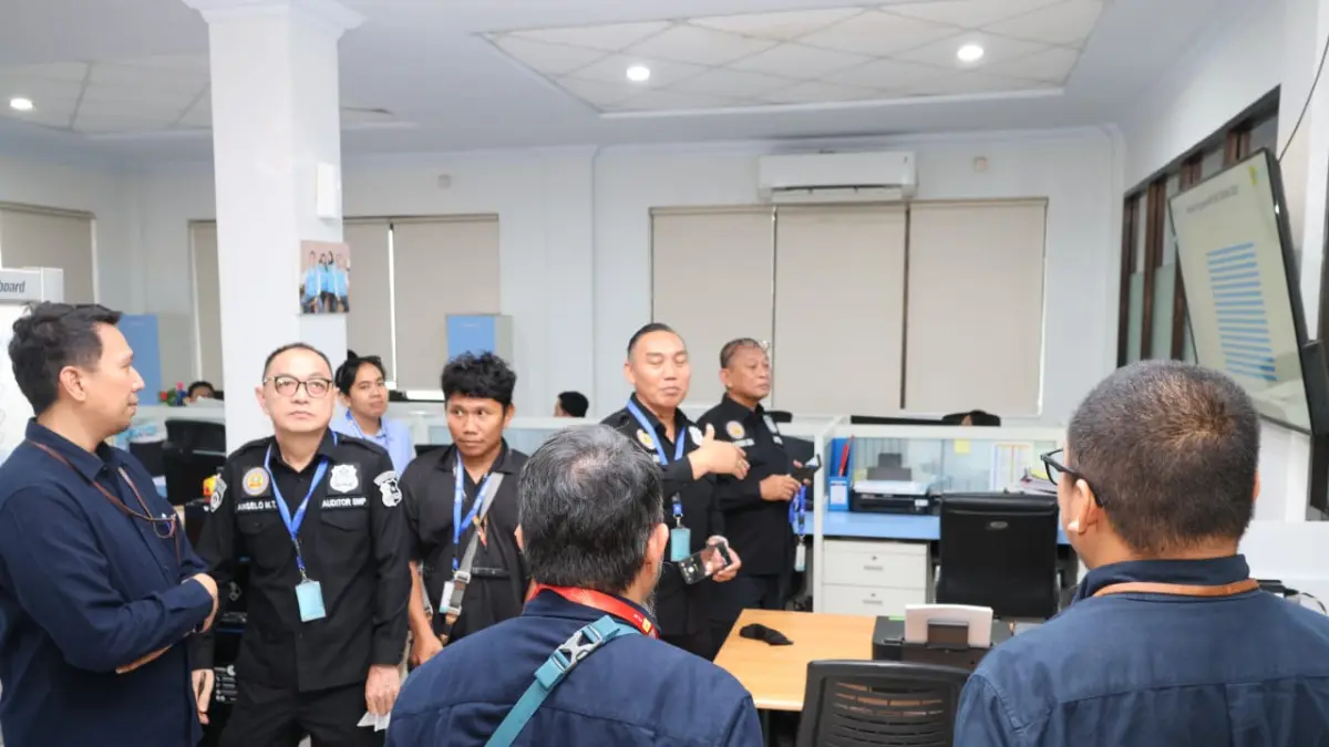 Tim Baharkam Polri bersama jajaran PLN melaksanakan peninjauan dan evaluasi langsung terhadap implementasi Sistem Manajemen Pengamanan (SMP) Objek Vital Nasional di lingkungan UP2B Sistem Makassar sebagai bagian dari penguatan pengamanan fasilitas strategis ketenagalistrikan.