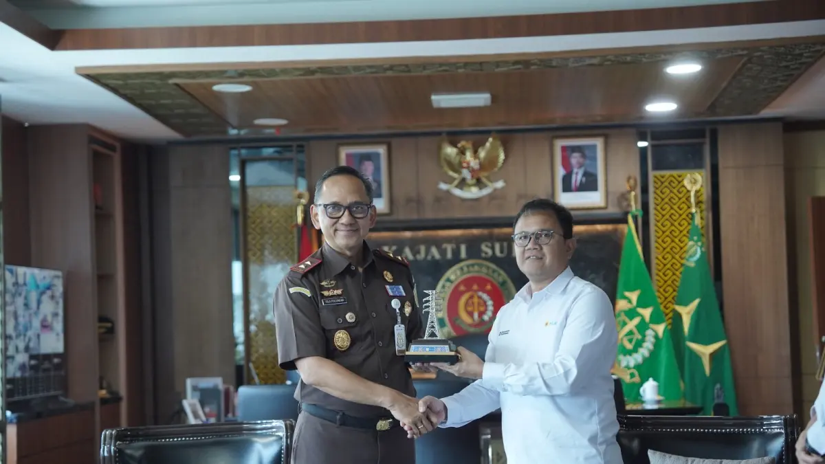Senior Manager Keuangan, Komunikasi dan Umum PLN UIP3B Sulawesi, Ateng Marudut Sihombing, mewakili General Manager PLN UIP3B Sulawesi, menyerahkan Plakat kepada Kepala Kejaksaan Tinggi Sulawesi Selatan, Dr. Sila H. Pulungan, S.H., M.Hum., sebagai simbol penguatan sinergi kelembagaan antara PLN dan Kejati Sulsel dalam mendukung pengamanan aset, pendampingan hukum, serta keberlanjutan operasional infrastruktur ketenagalistrikan.