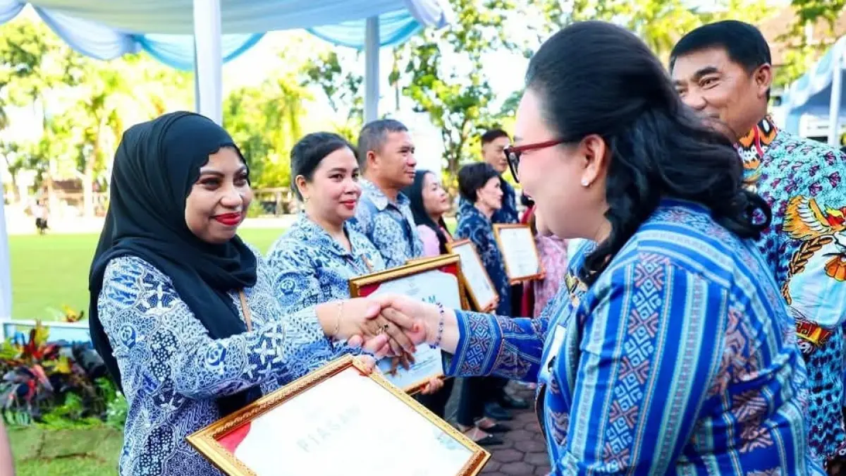 Kepala Perwakilan BKKBN dr Jeanny Yola Winokan saat menyerahkan pengharagaan di momentum Harganas ke 33 tahun 2026