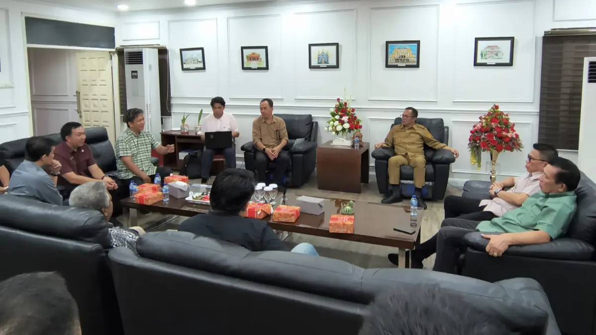 PERSIAPKAN: Ketua Umum Panitia PSR Sinode GMIM 2026, Pnt dr Richard Sualang menerima kunjungan Komisi Pelayanan Remaja Sinode (KPRS) GMIM beserta beberapa panitia lainnya di ruang kerjanya, Selasa (30/6).