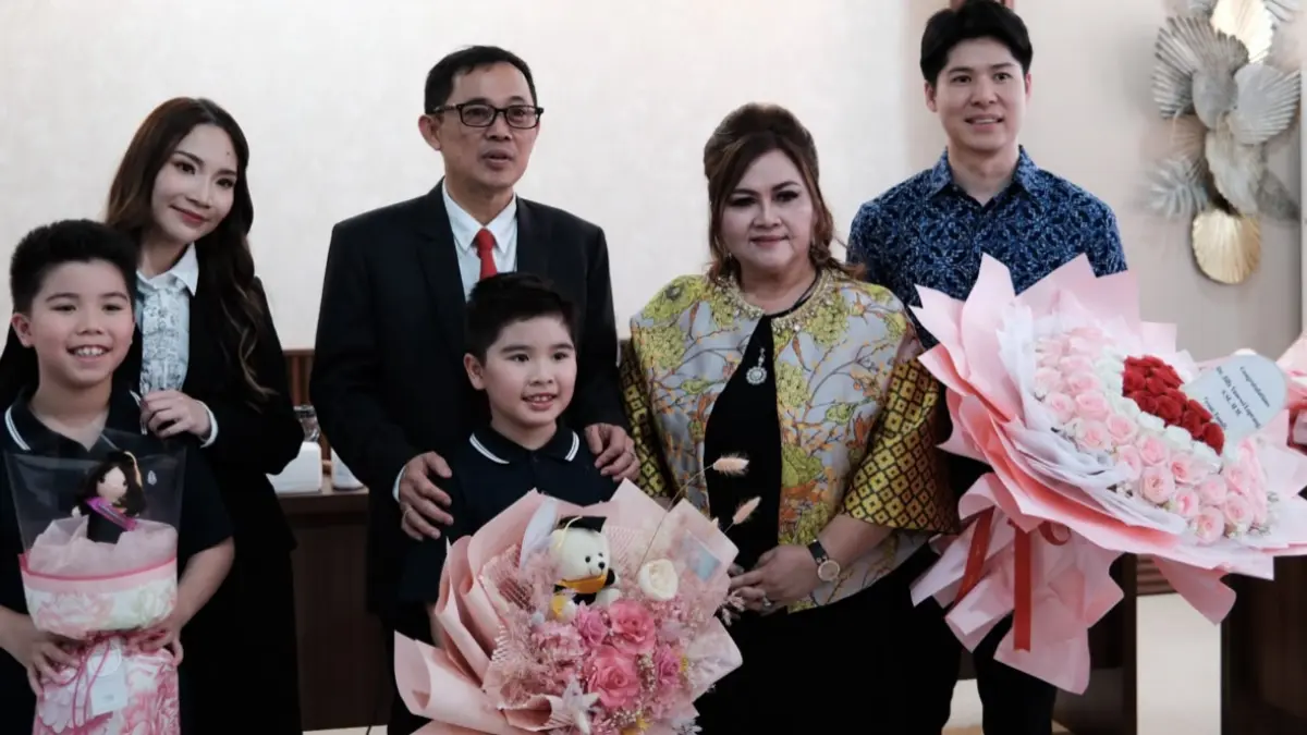 PRESTASI: Momen bersejarah bagi Dr. Jilly Vanessi Loprang, S.Si., M.M saat resmi menyandang gelar Doktor Ilmu Manajemen Universitas Sam Ratulangi (Unsrat)