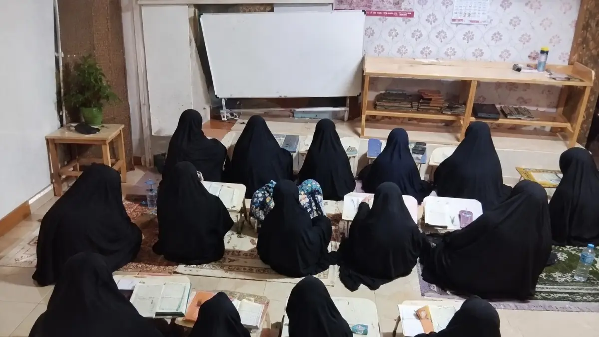 Suasana kegiatan belajar para santriwati Pondok Tahfidzul Qur’an Gratis MSDM Makassar yang berlangsung dengan penuh kesungguhan. 