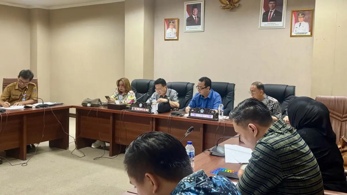 Suasana pembahasan Ranperda Penyelenggaraan Perizinan Berusaha, Selasa (30/6).