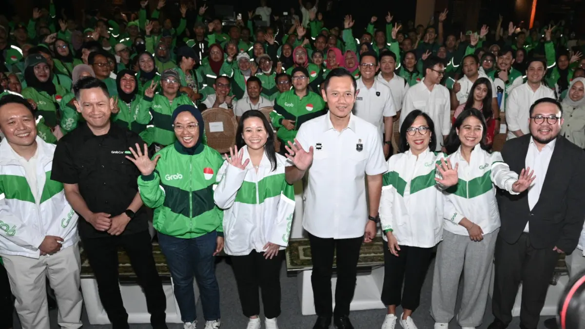 Menteri Koordinator Bidang Infrastruktur dan Pembangunan Menteri Koordinator Bidang Infrastruktur dan Pembangunan Kewilayahan Agus Harimurti Yudhoyono berfoto bersama jajaran manajemen Grab Indonesia dan mitra pengemudi usai peluncuran gerakan 