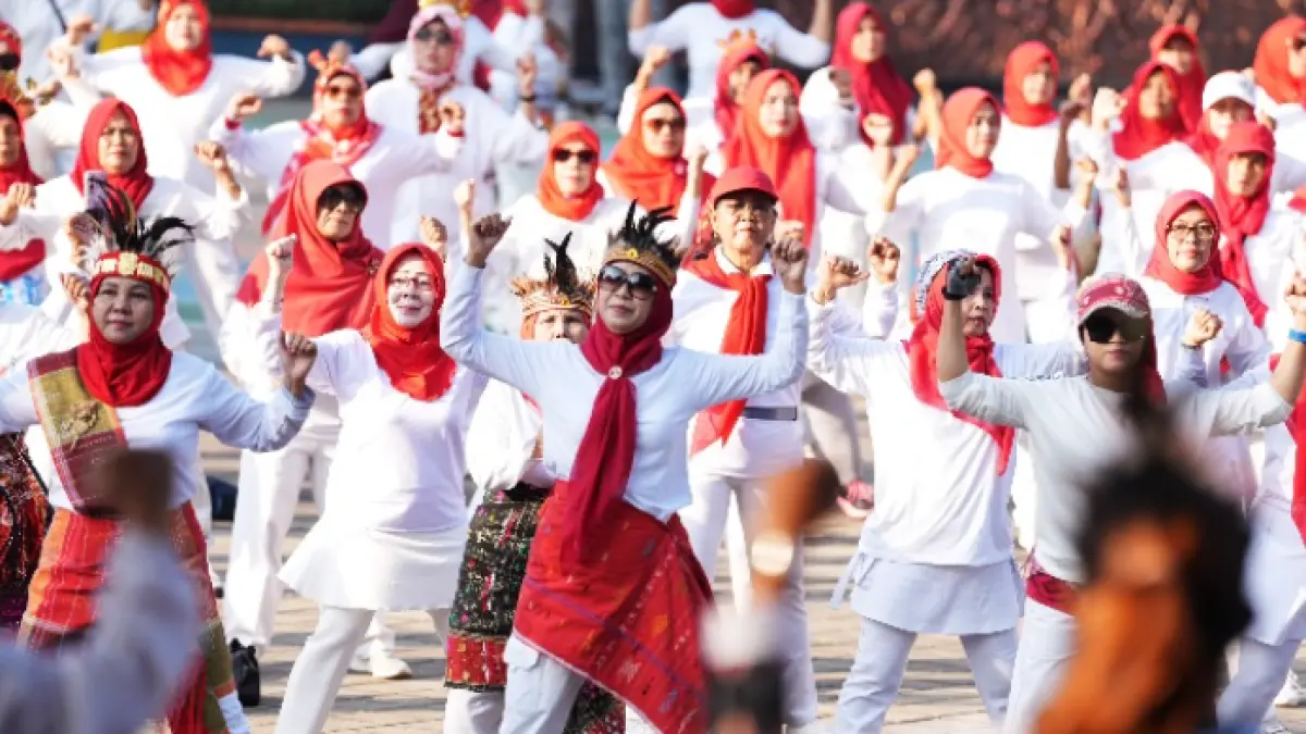 Ratusan peserta penuhi halaman Kemenpora dalam agenda Rabu Bugar bersama Komunitas Senam Bergerak Banua (KSBB). Sinergi ini menjadi bukti nyata komitmen pemerintah dan komunitas dalam mengajak masyarakat luas untuk aktif bergerak demi menjaga kesehatan tubuh.

Simak berita lengkapnya hanya di Manado Post!

#KemenporaRI #KomunitasSenam #GayaHidupSehat #InfoOlahraga #ManadoPostId #SenamKebugaran