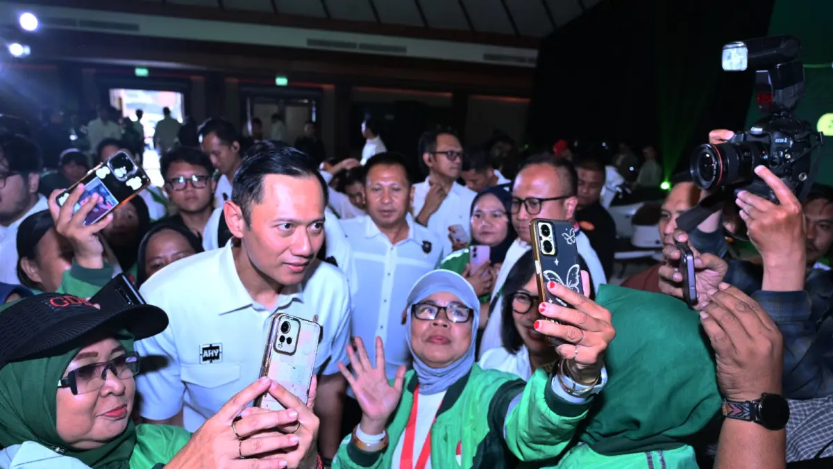 Dr. Agus Harimurti Yudhoyono, M.Sc, MPA, MA, Menteri Koordinator Bidang Infrastruktur dan Pembangunan Kewilayahan, Republik Indonesia bersama Mitra Pengemudi Perempuan dalam acara gerakan Langkah Hijau Grab