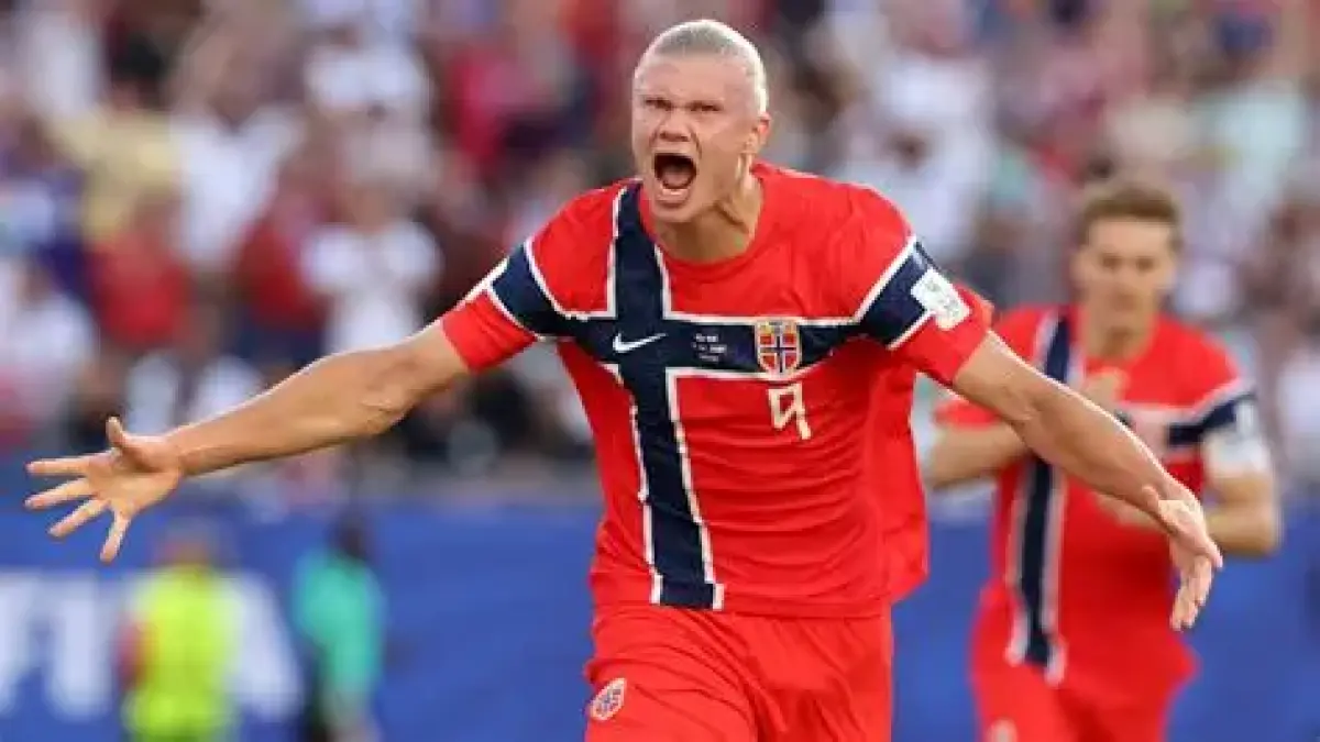 Erling Haaland merayakan gol kemenangan Norwegia