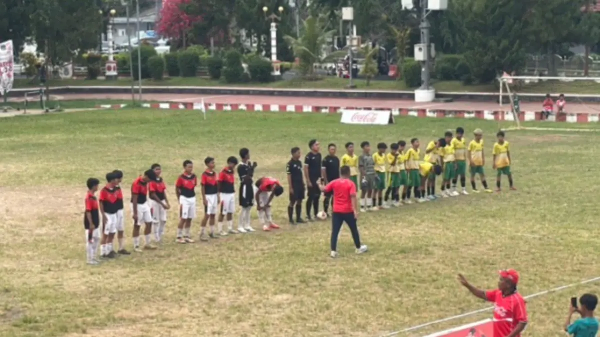 Festival Sepak Bola Rakyat di Manado menitikberatkan pembinaan usia muda melalui coaching clinic, seminar pelatih, dan kompetisi sebagai upaya memperkuat sepak bola akar rumput.